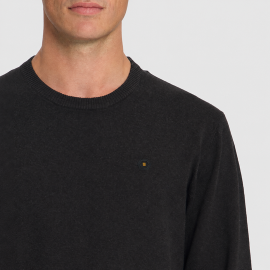 No Excess Melange Jumper trui in Dark Brown / Donkerbruin, detail van ronde hals, breisel en borstbadge, afbeelding 7