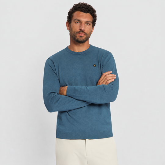 No Excess Melange Jumper trui in Shadow Blue / Grijsblauw, modelfoto met gekruiste armen, afbeelding 4