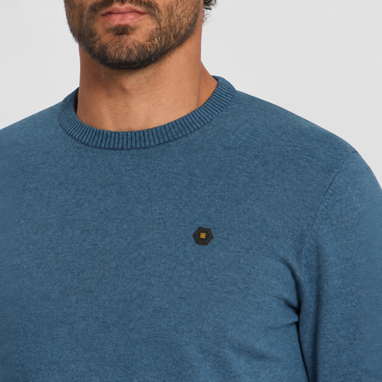 No Excess Melange Jumper trui in Shadow Blue / Grijsblauw, detail van ronde hals, breisel en borstbadge, afbeelding 7